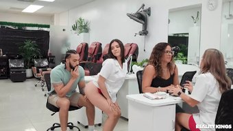 Gizlice Pov Salonda Irklararası Penis Eylemi