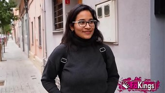 Tatlı Latin Kız Porno Sektöründe Ilk Adımlarını Attı!