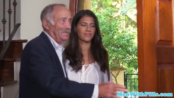 Latina Genç Kız, Büyük Bir Yarak Tarafından Amını Genişletiyor