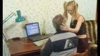 Büyükbabanın Torununa Olan Aşkı Porno Videosunda