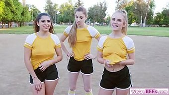 Genç Kızlar, Iyi Donanımlı Bir Antrenörle Sert Bir Grup Seks Seansının Tadını Çıkarıyorlar