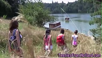 Avrupalı Bebekler, Lezbiyen Grup Videosunda Küçük Göğüslerini Ovuyorlar