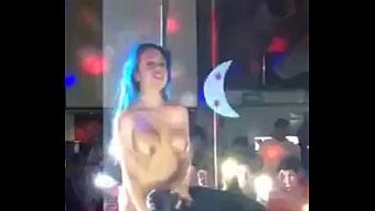 Duygusal Lezbiyenler Bir Striptizcinin Zevkini Paylaşıyorlar