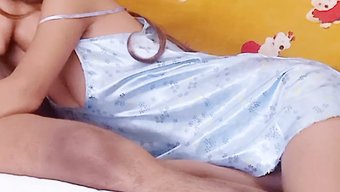 18 Yaşındaki Hintli Kız Webcam Eğlencesine Dalıyor