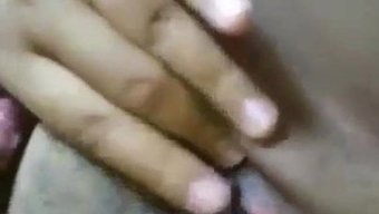 Tıraşlı Kız Vibratörle Kendini Tatmin Ediyor