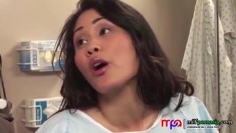 Güzel Doktor Hastasına Inanılmaz Bir Am Sikişi Veriyor (Bölüm 1/3)