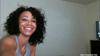 Siyahi Ebony Kızın Yakın Çekim Webcam Videosu Devam Etti