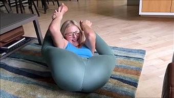 Genç Ve Eski Aile Terapisi Seansı Yoga Ve Arzuyla Isınıyor