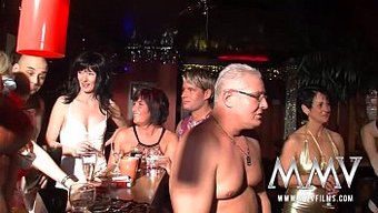 Olgun Amatör Çiftlerle Çılgın Bir Alman Swingers Partisi