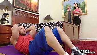 Milf Bebek, Kocası Yokken Üvey Oğluna Sakso Çekiyor