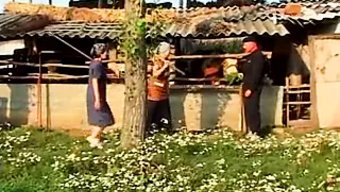 Macar Büyükanne Janet, Ahırın Yakınında Işeyip Sikişiyor