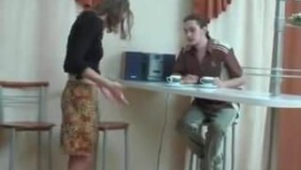 Yaramaz Rus Milf Soyunuyor Ve Büyük Göğüslerini Sergiliyor