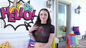 Esmer Güzellik Kylie Quinn, Tıraşlı Amını Sikle Dolduruyor