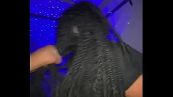 Ebony Bebek Büyük Poposunu Siktirmekten Keyif Alıyor