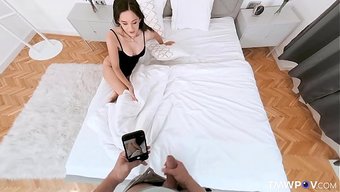 Bir Yabancı, Shrima Malati Ile Yatağa Dinlenmeye Geldi.