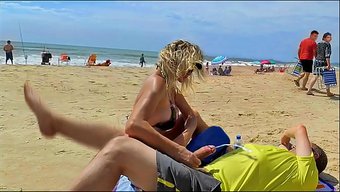Garip Bir Milf Beni Okşadı Ve Herkesin Ortasında Boşalttı.