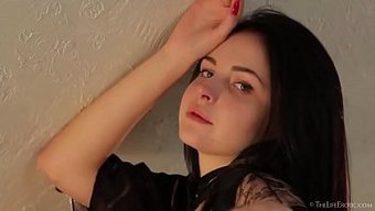 Muhteşem Esmer Anda, Tek Başına Oyunun Tadını Çıkarıyor