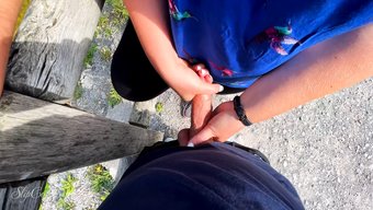 Cesur Alman Sarışın Bir Gölde Halka Açık Bir El Işi Yapıyor - Neredeyse Yakalanıyor