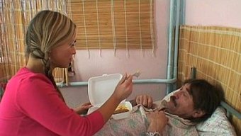 Bu Ateşli Videoda Yaşlı Ve Genç Bir Araya Geliyor