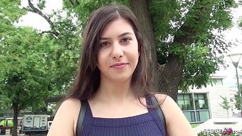 Minyon Alman Genç Anya, Yüzüne Sert Bir Şekilde Sikiliyor Ve Beceriliyor
