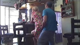 Gizli Kayıt, Sadakatsiz Eşin Havuz Bakım Işçisiyle Yasak Bir Karşılaşmasını Ortaya Çıkarıyor.