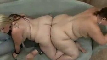 Büyük Kalçalı Bebek, Büyük Bir Yarakla Ters Cowgirl Pozisyonunda Sikişiyor