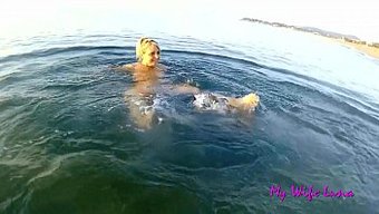 Yaz 2018 Milf, Frejus'Ta Bir Plajda Göt Deliğine Boşalıyor
