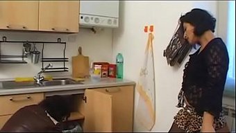 Esmer Ev Kadını, Şeffaf Çoraplarıyla Anal Orgiye Aç