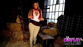 Büyük Göğüslü Cosplay Bebek Ahırda Mastürbasyon Yapıyor