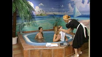 Lezbiyen Porno Yıldızları Jakuzide Birbirlerinin Şirketinin Tadını Çıkarıyorlar