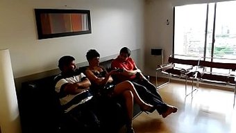 Karısı Arka Bahçede Çift Penetrasyon Deneyimliyor