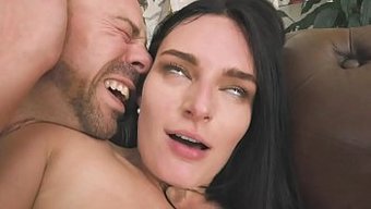 Leanne Lace'In Sıcak Vücudu Bu Sıcak Videoda Erik Everhard Tarafından Beceriliyor
