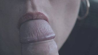 Genç (18+) Kız Arkadaşı Duygusal Bir Yakın Çekim Sakso Çekiyor