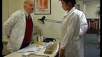 Büyük Doğal Göğüslü Bir Doktorun Sert Bir Şekilde Sikilmesini Izleyin