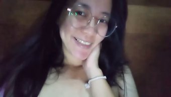 Sevimli Asyalı Kız Ev Yapımı Videoda Yaramaz Oluyor