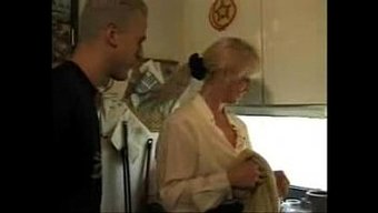 Alman Milf Alexandra Ross, Üvey Oğlu Ve Arkadaşıyla Sıcak Bir Üçlüde