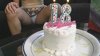 Genç Kızın Ilk Kez Dildo Ve Sakso Çekme Deneyimi
