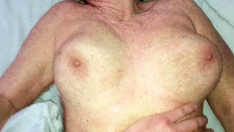 Büyük Göğüslü Olgun Kadın Amatör Bir Videoda Içine Boşalıyor
