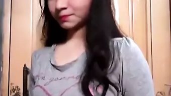 Hintli Kız Göğüslerini Çıplak Bırakıyor