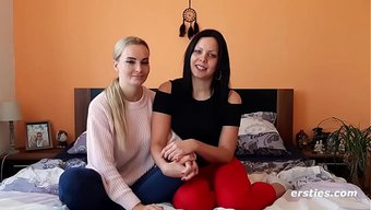 Iki Kız Arkadaş, Gözlükleriyle Birbirlerinin Tadını Çıkarıyor.