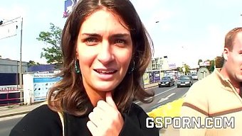 Küçük Göğüslü Milf, Açık Havada Sert Anal Sikiş Alıyor