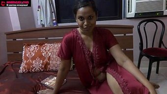 Hintli Bebek Lily'Nin Göğüsleri Ve Rol Yapma Becerileri Sergileniyor