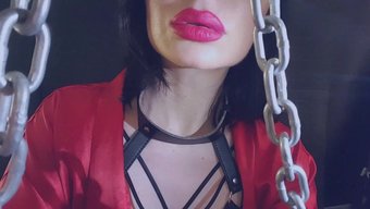 Avrupalı Femdom Kraliçesi Şeker Bebeği Üzerinde Dildo Ve Vibratör Kullanıyor