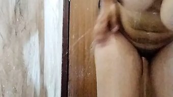 Olgun Üvey Anne, Üveyn Kızıyla Banyo Seansının Tadını Çıkarıyor