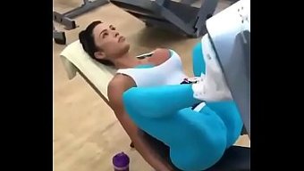 Seksi Bir Deve Tırnağı Ile Şeffaf Spor Pantolonları Çok Cazip.