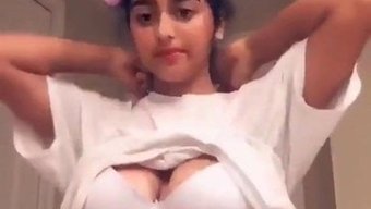 Göz Alıcı Bir Latin Güzelliği, Şaşırtıcı Bir Performans Sergiliyor