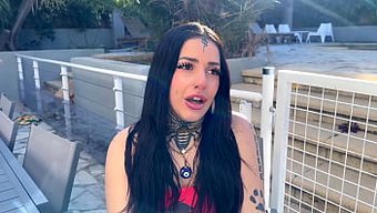 Laeticia'Nın Karmaşık Dövmeleri Ve Piercingleri Bu Ateşli Videoda Cazibesini Artırıyor