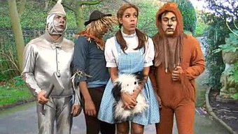 Ebony Bebek Dorothy, Bir Cadı Tarafından Yüzüne Sert Bir Şekilde Beceriliyor
