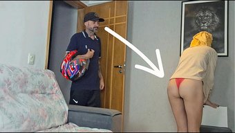 Evli Fanny, Kuryeyi Neredeyse Çıplak Halde Teslim Alıyor.