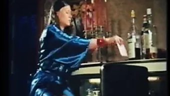 Danimarkalı Retro Yetişkin Yıldız Anne Magle Güller Ve Iç Çamaşırlarıyla